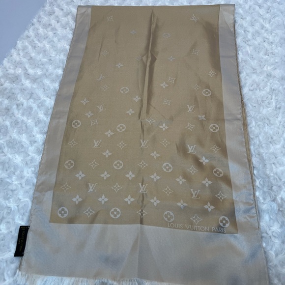 LOUIS VUITTON SILK Beige Monogram Capri Scarf - Picture 4 of 9